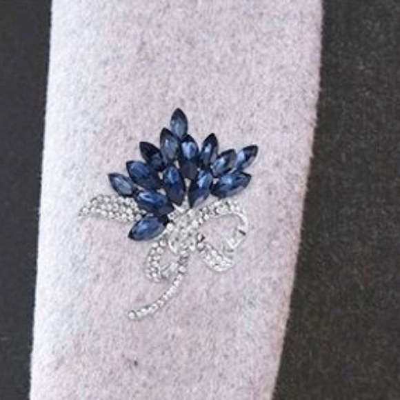 Bouquet Crystal Vintage Pin Brooch - Picture 3 of 4